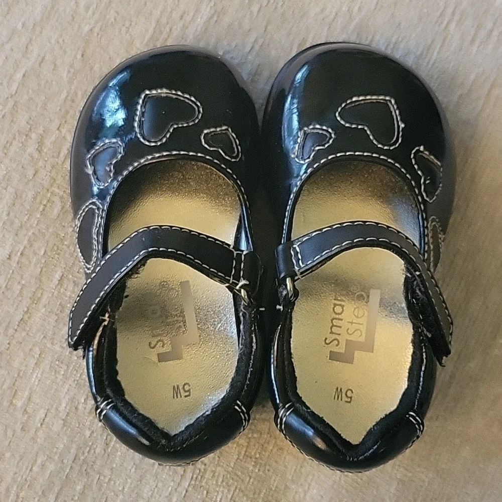 SMART STEP black patent leather mary jane shoes, hearts. Hook loop closure. 5W